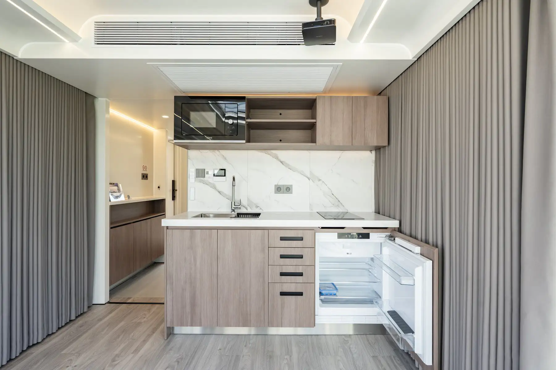 Kitchen unit installed in the capsule