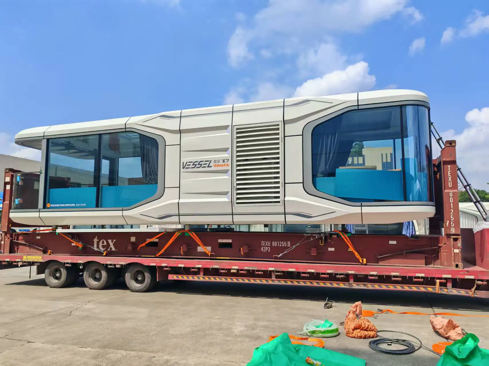 Capsule on a 40FR (flat-rack) container